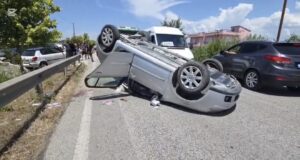 Makina përmbyset pas përplasjes në aksin Lushnjë–Berat, 6 të pl*gosur