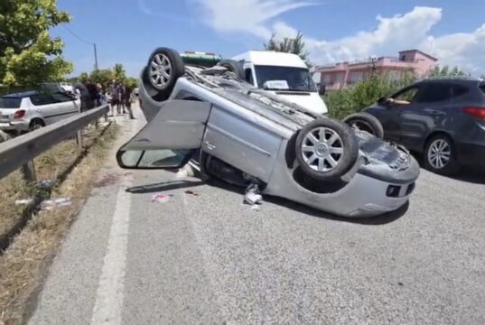 Makina përmbyset pas përplasjes në aksin Lushnjë–Berat, 6 të pl*gosur