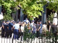 Tensione para Kuvendit, protestuesit përplasen me policinë: Shoqërohet edhe aktivisti Gent Progni