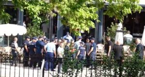 Tensione para Kuvendit, protestuesit përplasen me policinë: Shoqërohet edhe aktivisti Gent Progni