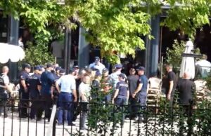 Tensione para Kuvendit, protestuesit përplasen me policinë: Shoqërohet edhe aktivisti Gent Progni