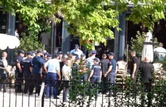 Tensione para Kuvendit, protestuesit përplasen me policinë: Shoqërohet edhe aktivisti Gent Progni