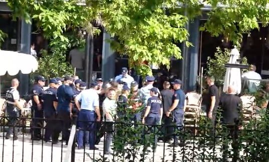 Tensione para Kuvendit, protestuesit përplasen me policinë: Shoqërohet edhe aktivisti Gent Progni