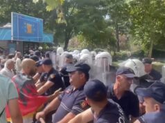 Protestuesit përplasen me policinë te Parlamenti, 3 efektivë të plagosur, disa të shoqëruar