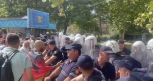 Protestuesit përplasen me policinë te Parlamenti, 3 efektivë të plagosur, disa të shoqëruar