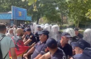Protestuesit përplasen me policinë te Parlamenti, 3 efektivë të plagosur, disa të shoqëruar