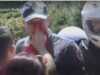 Taulant Balla kritikon protestuesin që pastroi policin me flamurin kuqezi