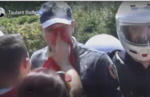 Taulant Balla kritikon protestuesin që pastroi policin me flamurin kuqezi