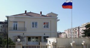 Ambasada ruse i përgjigjet Ballës pas akuzave se pas protestave eshte Kremlini: “Mos kërkoni armiq aty ku nuk ka”