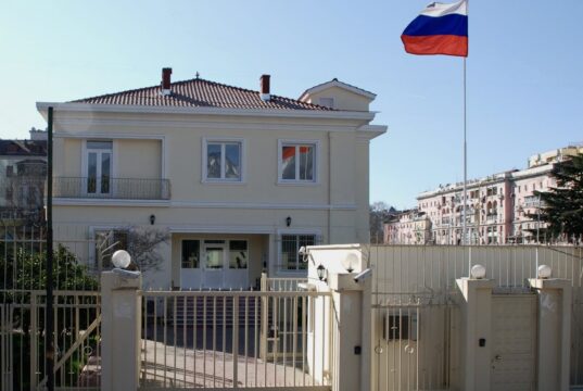 Ambasada ruse i përgjigjet Ballës pas akuzave se pas protestave eshte Kremlini: “Mos kërkoni armiq aty ku nuk ka”