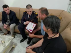 Hita i dorëzon familjes së Enea Mekollit medaljen e mirënjohjes