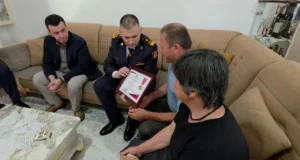 Hita i dorëzon familjes së Enea Mekollit medaljen e mirënjohjes