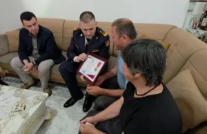 Hita i dorëzon familjes së Enea Mekollit medaljen e mirënjohjes