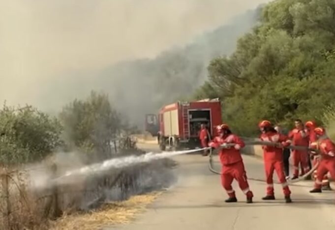Zjarret në vend, Ministria e Mbrojtjes publikon situatën e fundit: 227 forca në terren, ndërhyrje edhe nga ajri