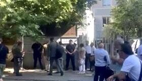 Tensione para Gjykatës së Tiranës, protestuesit: “Rama në burg, çunat jashtë”