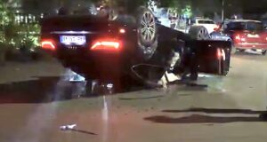 Makina përplaset me pemën dhe përmbyset ne rruge