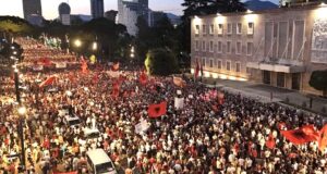 Der Spiegel: Protestat në Shqipëri nisën për flamingot, tani kërkohet largimi i Ramës