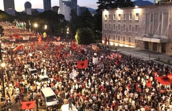 Protesta e radhës zhvendoset para Kuvendit, organizatorët: Do t’u urojmë deputetëve “pushime të mbara”
