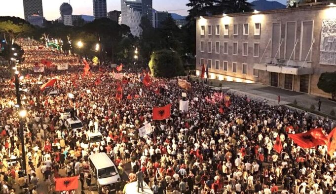 Protesta e radhës zhvendoset para Kuvendit, organizatorët: Do t’u urojmë deputetëve “pushime të mbara”