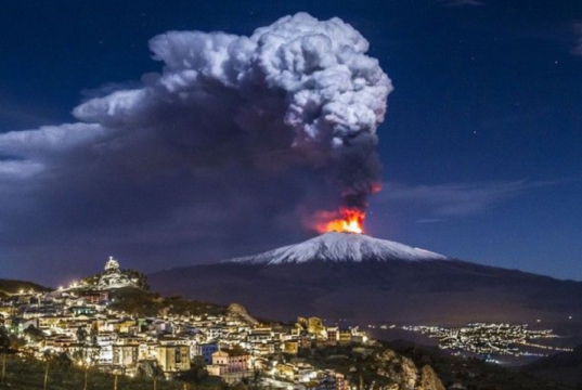 Shpërthen sërish vullkani Etna, ndërpriten fluturimet në Siçili