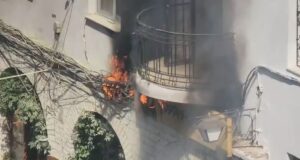 Përfshihet nga flakët godina e Postës Shqiptare në Gjirokastër