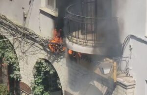 Përfshihet nga flakët godina e Postës Shqiptare në Gjirokastër