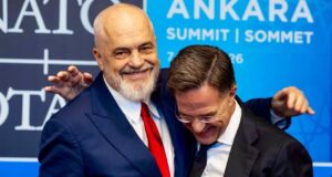 Rama publikon foton me Sekretarin e Përgjithshëm të NATO-s: “Shihemi në Shqipëri për samitin e ardhshëm”