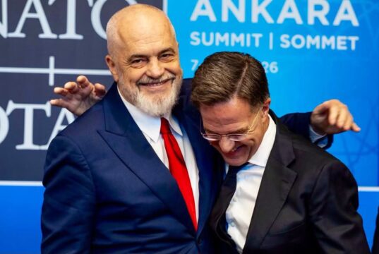 Rama publikon foton me Sekretarin e Përgjithshëm të NATO-s: “Shihemi në Shqipëri për samitin e ardhshëm”