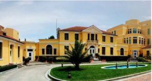 Ambasada e SHBA paralajmëron shqiptarët: Mos përdorni vizat turistike për të lindur në Amerikë