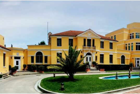 Ambasada e SHBA paralajmëron shqiptarët: Mos përdorni vizat turistike për të lindur në Amerikë