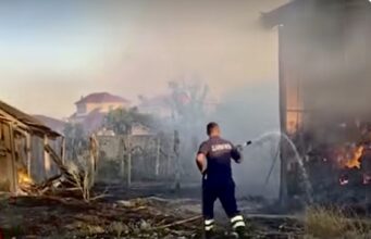 Zjarr i fuqishëm përfshin 2 magazina në Divjak, rrezikohen edhe dy banesa