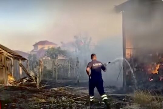 Zjarr i fuqishëm përfshin 2 magazina në Divjak, rrezikohen edhe dy banesa