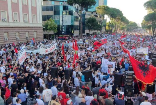 Protesta qytetare hyn në ditën e 46-të, protestuesit sërish para Kryeministrisë