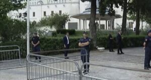 Kuvendi nën masa të forta sigurie, kordon policie dhe barriera metalike