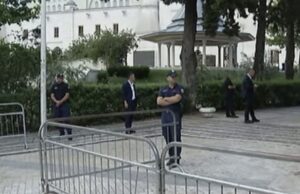 Kuvendi nën masa të forta sigurie, kordon policie dhe barriera metalike