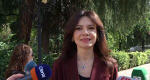 Spiropali dorëzon mocionin për “Marrëveshjen e Re për Shqipërinë”, thumbon Ramën: Qytetarëve t’u përgjigjemi me përulësi, jo me arrogancë