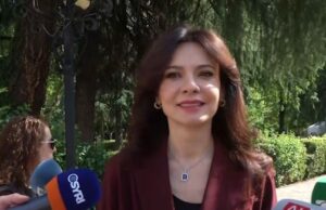 Spiropali dorëzon mocionin për “Marrëveshjen e Re për Shqipërinë”, thumbon Ramën: Qytetarëve t’u përgjigjemi me përulësi, jo me arrogancë