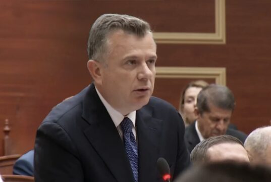 Balla: Të pezullohen ndërtimet pranë zonave turistike gjatë sezonit veror