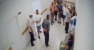 Momenti kur 18-vjeçari pl*gos 32-vjeçarin brenda poliklinikës në Shkodër, arrestohen autori, babai i tij dhe vëllai i të plag*surit me a*më