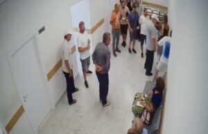 Momenti kur 18-vjeçari pl*gos 32-vjeçarin brenda poliklinikës në Shkodër, arrestohen autori, babai i tij dhe vëllai i të plag*surit me a*më