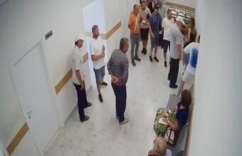 Momenti kur 18-vjeçari pl*gos 32-vjeçarin brenda poliklinikës në Shkodër, arrestohen autori, babai i tij dhe vëllai i të plag*surit me a*më