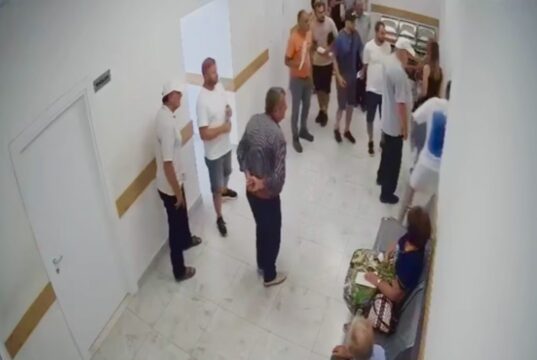 Momenti kur 18-vjeçari pl*gos 32-vjeçarin brenda poliklinikës në Shkodër, arrestohen autori, babai i tij dhe vëllai i të plag*surit me a*më