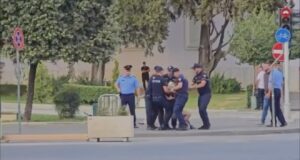 Protesta e 48-të para Kryeministrisë, incident pranë makinës së Ramës: Policia ndalon një protestues