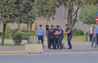 Protesta e 48-të para Kryeministrisë, incident pranë makinës së Ramës: Policia ndalon një protestues