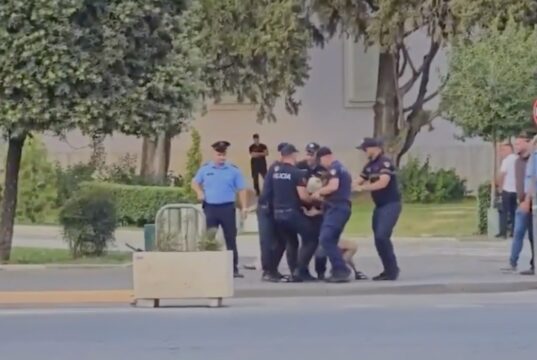 Protesta e 48-të para Kryeministrisë, incident pranë makinës së Ramës: Policia ndalon një protestues
