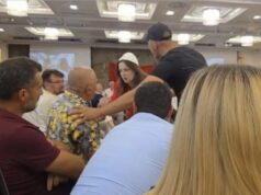Tension në nisje të Kuvendit Kombëtar të Protestës, qytetari refuzon të largohet nga rreshti i parë