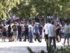 Kuvendi “blindohet” disa orë para seancës, protestuesit mblidhen para Parlamentit