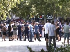 Kuvendi “blindohet” disa orë para seancës, protestuesit mblidhen para Parlamentit