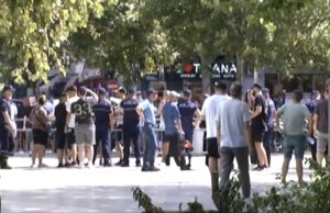 Kuvendi “blindohet” disa orë para seancës, protestuesit mblidhen para Parlamentit