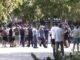 Kuvendi “blindohet” disa orë para seancës, protestuesit mblidhen para Parlamentit